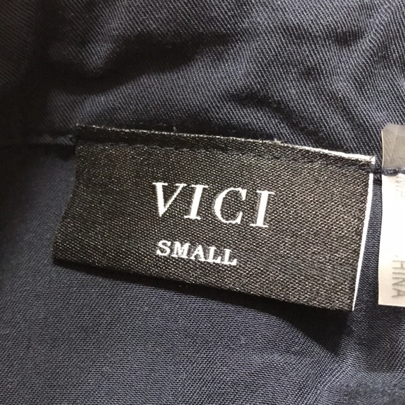 Vici long sleeve romper with front pockets and buttons. EUC - Picture 8 of 8